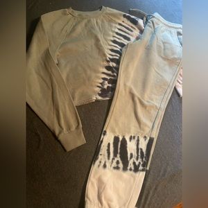 Like New Womens size Medium matching sweats (cropped sweatshirt w/t pants)